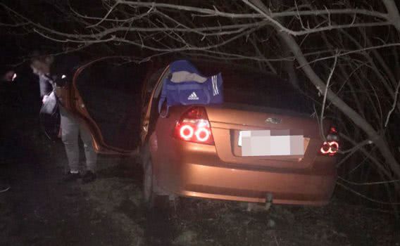 На трассе Н-24 водитель Chevrolet насмерть сбил пешехода и разбил машину в кювете