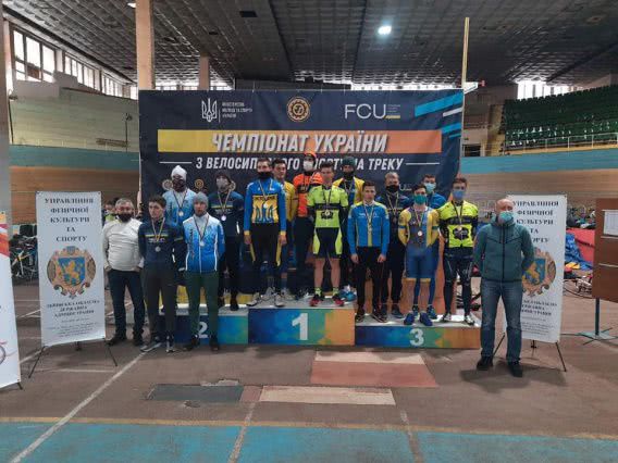 Николаевские велогонщики на треке во Львове гонялись за путевками на чемпионат Европы