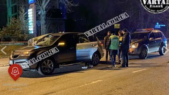 Во Львове крышка люка влетела в лобовое стекло авто и убила ребенка