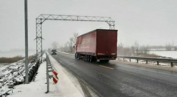 На трассе Н-11 возле Казанки монтируют систему автоматического взвешивания грузовиков