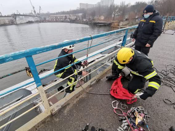 Николаевец прыгнул с моста в ледяной Ингул