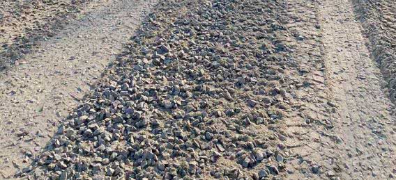 Дорогу госзначения Т-15-04 засыпают щебеночно-песчаной смесью, чтобы можно было проехать