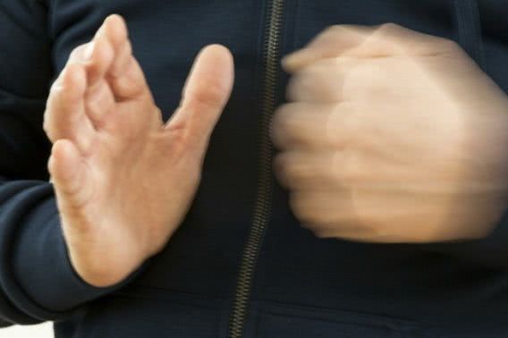 Выпивший николаевец разбил несколько машин на стоянке и подрался с полицейскими в райотделе