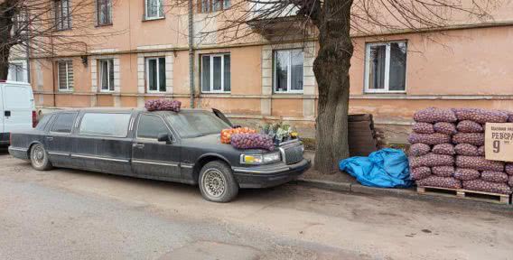 В соцсетях обсуждают продавца картошки на лимузине