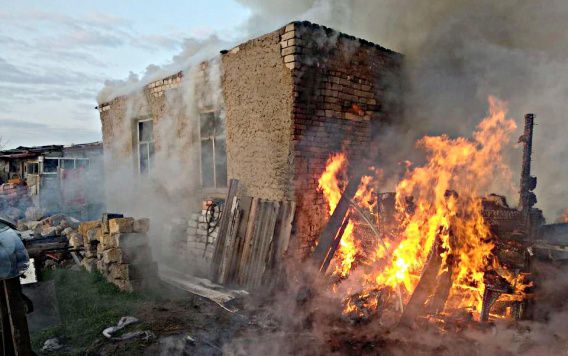 В Мостовом селянин поджег соседский дом
