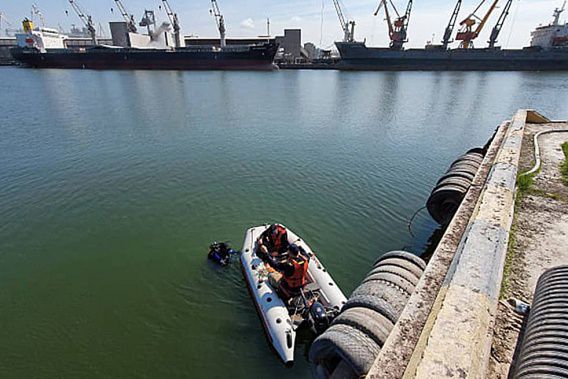 В акватории порта «Ника-Тера» ищут моряка, упавшего за борт при погрузке (видео)