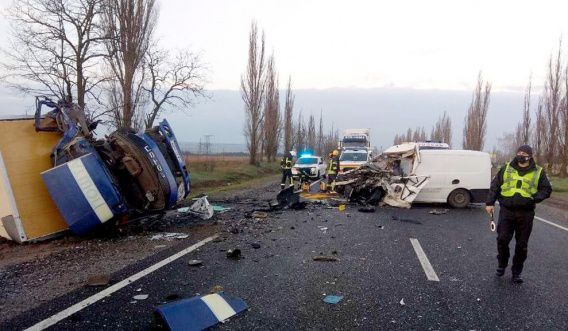 Смертельная авария под Николаевом: погиб водитель микроавтобуса, перевозивший гробы с умершими от ковида (фото)