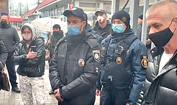 Бунт на «Колосе»: торговцы выгнали полицию и чиновников, которые хотели закрыть рынок в Николаеве