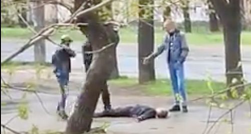 Николаевцы показали «тела», выползающие из наливайки в центре, и просят городские власти принять меры