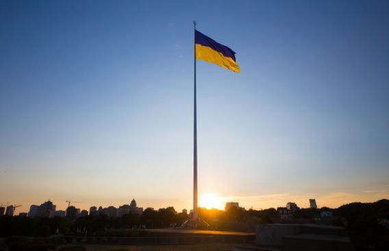 За любые деньги: нардеп Арахамия пообещал «использовать админресурс», но установить флаг-рекордсмен ко Дню Независимости