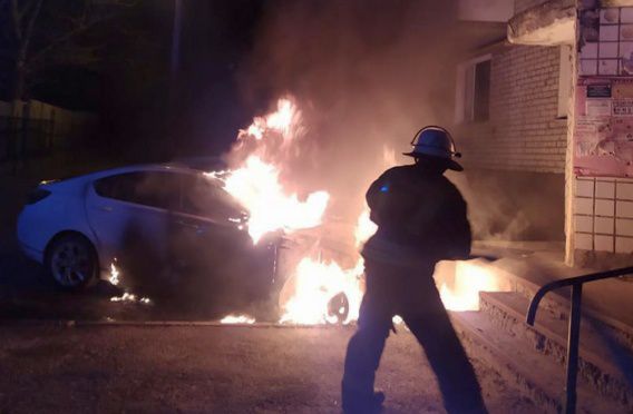 Ночью в Николаеве одновременно сгорели две машины: одну из них точно подожгли