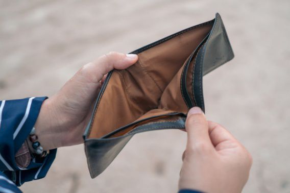 Почти каждый второй работающий украинец не может обеспечить себя и семью