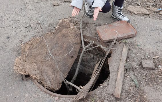В Николаеве год не могут закрыть пять колодцев без крышек, расположенных на одном квартале