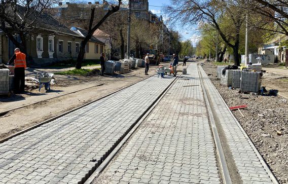 Дорогу на улице Потемкинской покрывают не асфальтом, а плиткой