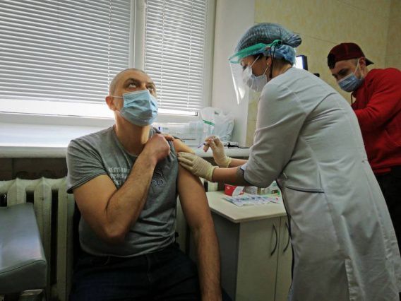 Зеленский утвердил решение СНБО: привить большинство взрослых до конца года