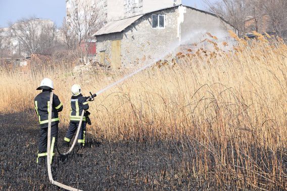 В Николаеве жгли мусор и сухостой под окнами многоэтажных домов