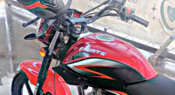 Угнали мотоцикл, который хозяин парковал в подъезде многоэтажки Первомайска