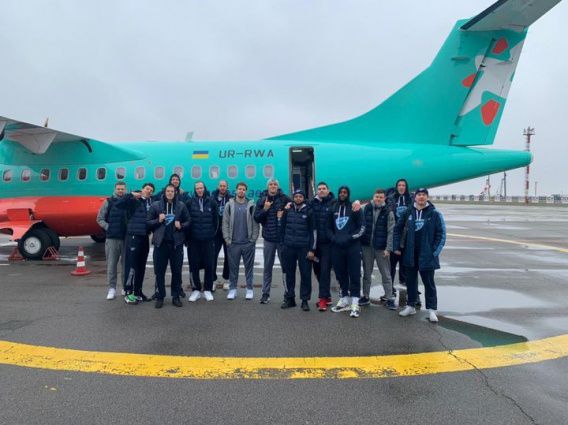 В Николаев прилетел самолет с баскетболистами «Днепра»