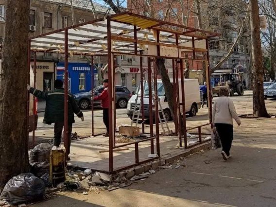 На Спасской продолжают убирать киоски на месте незаконного рынка