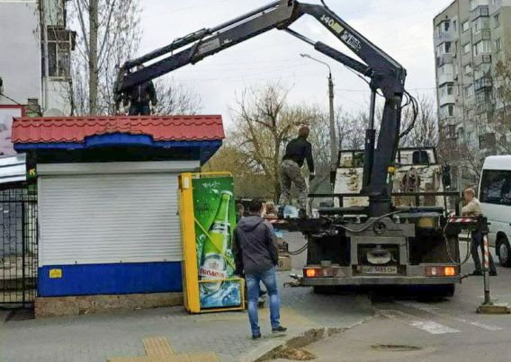 На николаевском перекрестке убрали табачную будку, которая закрывала обзор дороги