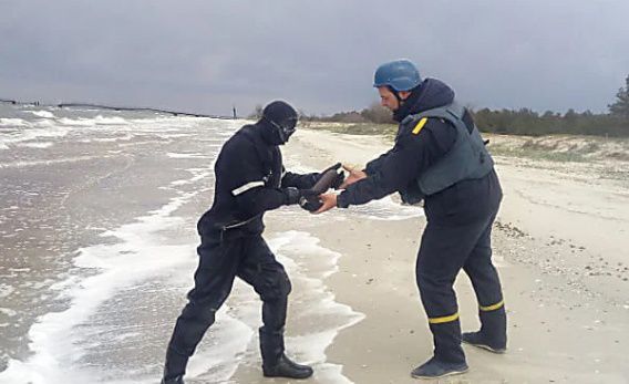 На Кинбурне водолазы доставали со дна морского гранаты и артснаряды времен Второй мировой войны