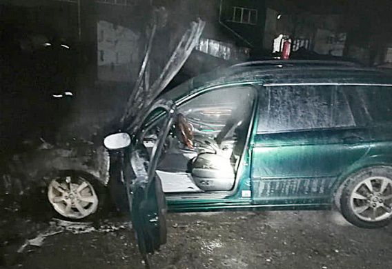 В Николаеве на платной стоянке сгорел Jaguar