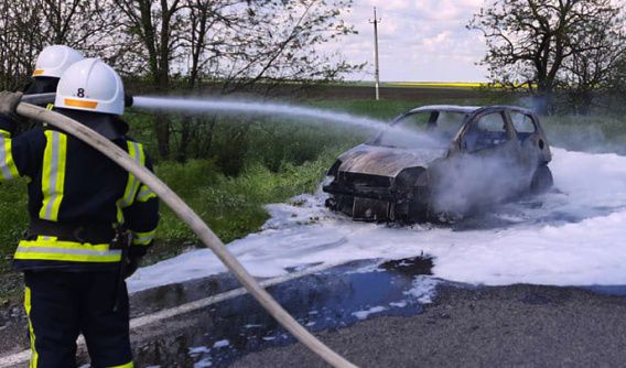 На Одесской трассе сгорел Citroen C2 (видео)