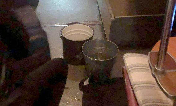 Пассажиров поезда «Николаев-Киев» заливал в вагоне дождь из-за дырявого потолка (видео)