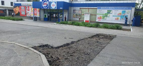 Николаевские власти разбирались, почему АТБ без разрешения ремонтирует асфальт возле магазинов