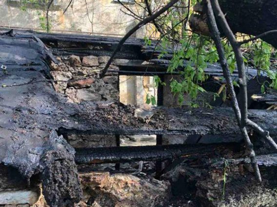 Пожар во дворах по Большой Морской тушили два отделения спасателей