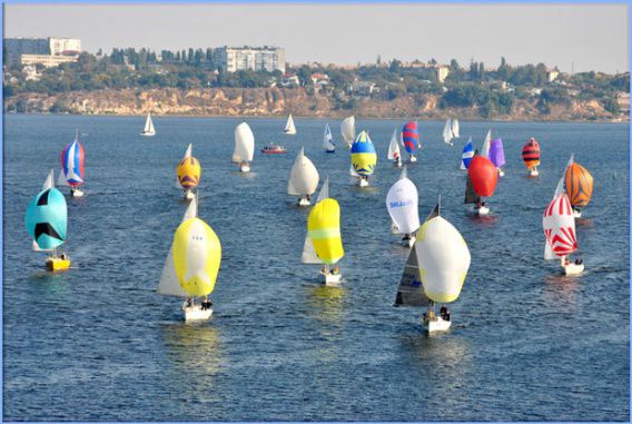 На старт чемпионата Николаева по парусному спорту в классе «Оптимист» вышли почти сорок яхт