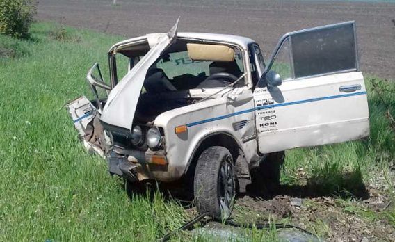 ВАЗ врезался в дерево на трассе у Братского: в больнице две восьмилетние девочки и женщина-водитель
