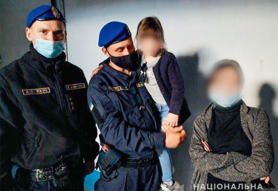 8-летнюю девочку, которую потеряла николаевская мама, полиция нашла в соседнем дворе