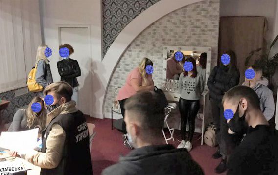 И снова здравствуйте: правоохранители вернулись в порностудию, которую закрыли две недели назад