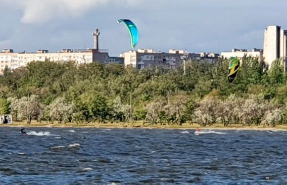 Спортсмену, который упал в воду на Стрелке, помогли николаевские спасатели