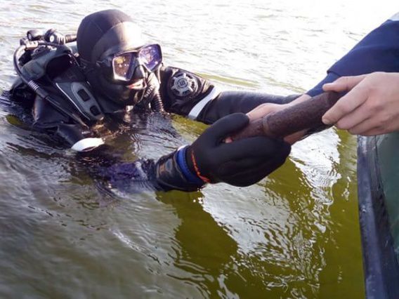 Водолазы подняли со дна морского у Кинбурнской косы авиабомбу и три десятка артснарядов