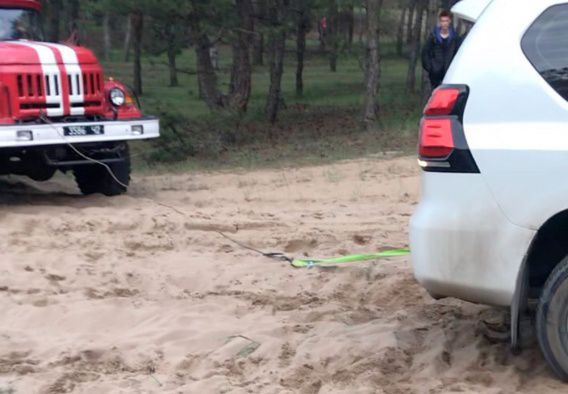 Land Cruser, который не смог выехать из Балабановского леса, «вытянули» спасатели