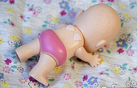 В Николаеве женщина родила дома и бросила ребенка умирать, закидав вещами