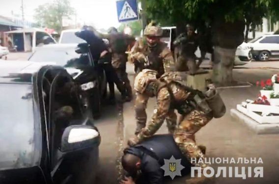 Воровскую сходку, на которой бандиты обсуждали дань с предпринимателей, сорвала николаевская полиция (фото, видео)