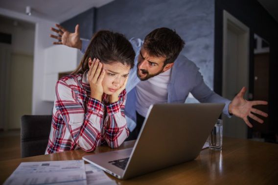 Банки начали снимать деньги с карт за долги по ЖКХ и штрафам: согласие клиента не требуется