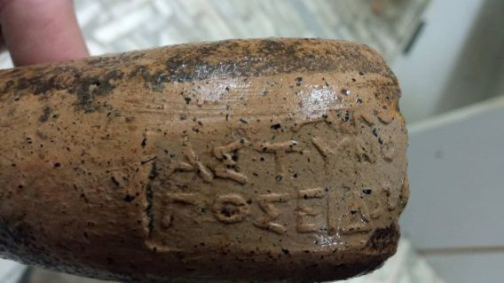 Археологи нашли уникальную амфору на территории разграбленной античной памятки в Николаеве