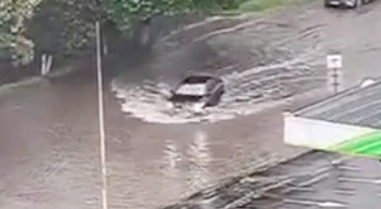 Ливень залил Николаев: несколько улиц стали реками