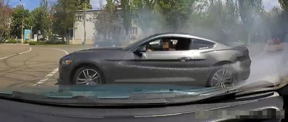 У водителя, который дрифтовал на перекрестке и создал аварийную ситуацию, николаевские полицейские забрали "права"