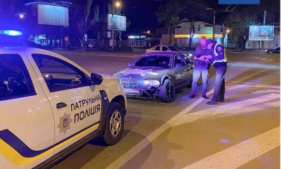 Водитель BMW устроил дрифт на Пушкинском кольце на глазах патрульных