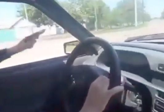 Машину взял без спроса, пистолет нашел: в полиции попеняли подростку, который на камеру стрелял из окна авто