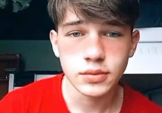 Умер Денис Родиков - мальчик, который прыгнул с моста после смерти родителей от коронавируса