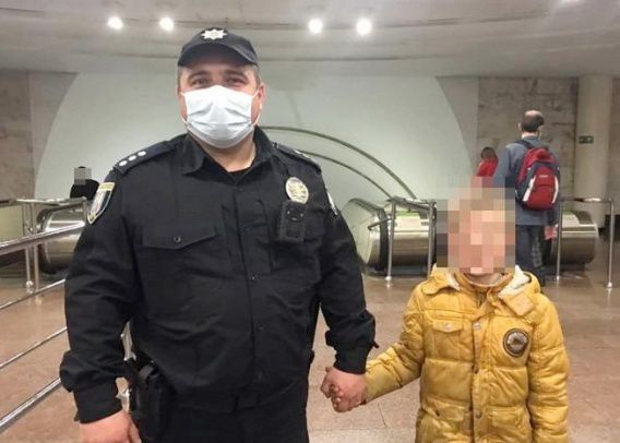 Полиция наказала мать, которая оставила детей дома с отцом, а сама пошла по делам