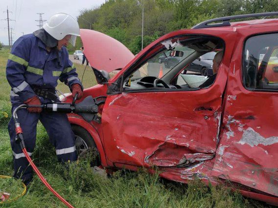 На Николаевщине Toyota и Yamaha не поделили дорогу: машина разбита, мотоциклист в реанимации