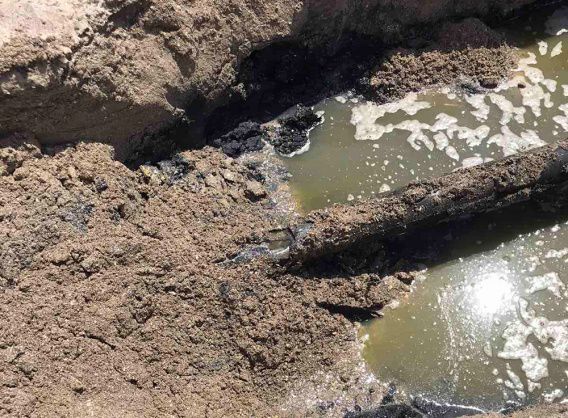 В Коблево демонтируют трубу, по которой базы отдыха сливали нечистоты в море на пляже