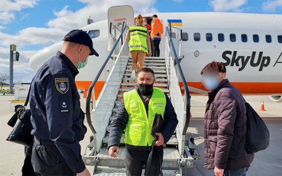 Вора-грузина, отсидевшего срок в Вознесенской колонии, выдворили из Украины на родину